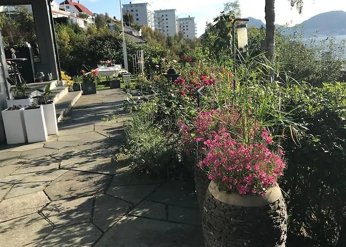 Med Panoramautsikt, Stor Uteplass Og 100 M Fra Badestrand Villa
