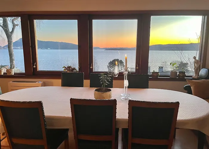 Med Panoramautsikt, Stor Uteplass Og 100 M Fra Badestrand Bergen