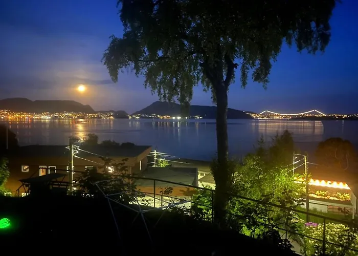 Villa Med Panoramautsikt, Stor Uteplass Og 100 M Fra Badestrand *